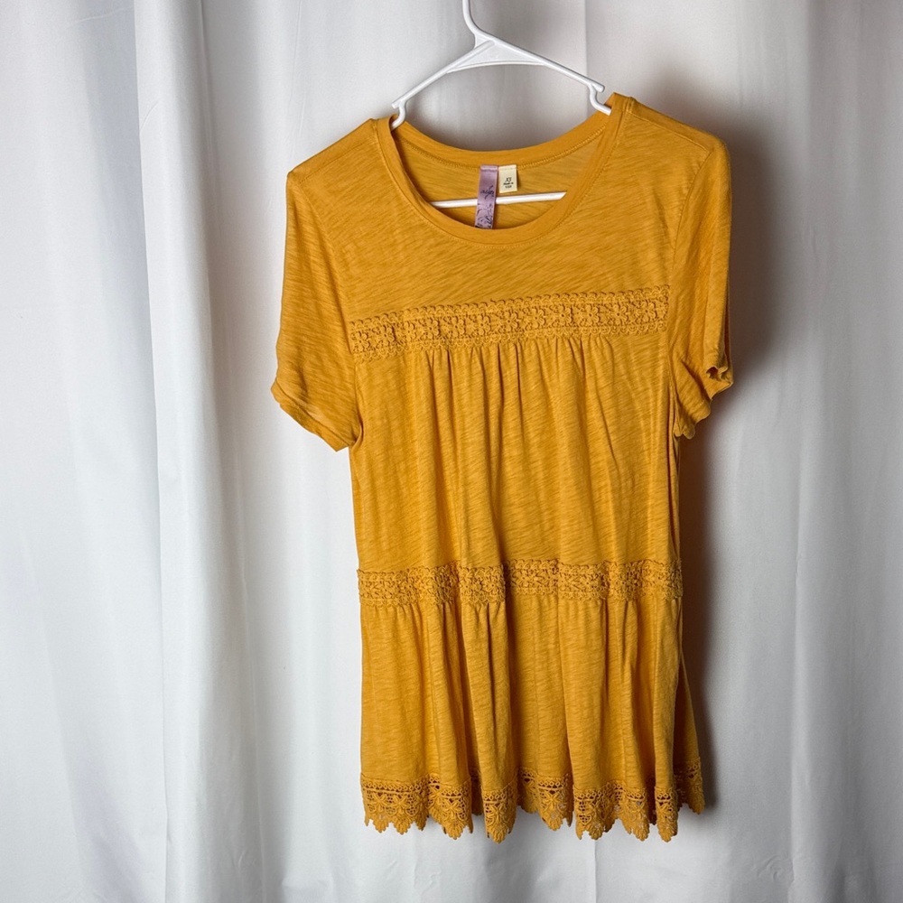 Women’s Short Sleeve Lace Trim Tee in Mustard Yellow
